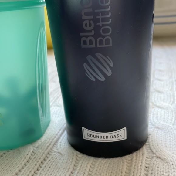 2 Blender Bottle shaker cups. 20 & 28 oz. Ball/mixer inside. Very good condition - Picture 5 of 10